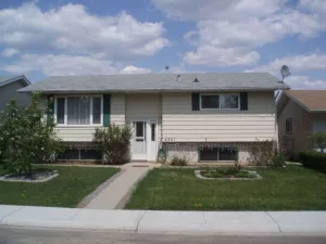 House in Meridian Heights, Stony Plain. Bilevel house design.